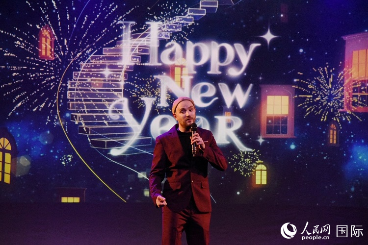 瑞典籍歌手天木演唱歌曲《Happy New Year》。人民網(wǎng)記者 殷淼攝