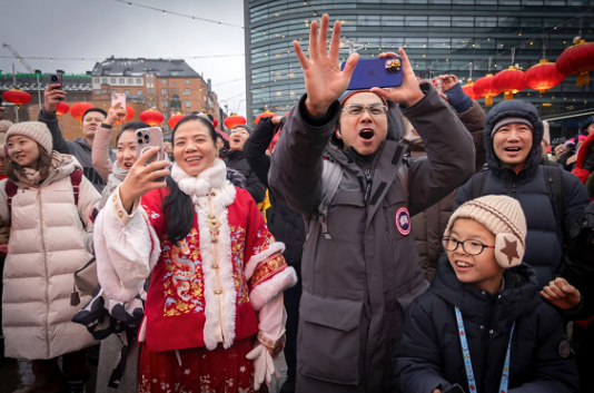 當(dāng)?shù)厝A僑華人踴躍體驗(yàn)中國廟會(huì)。中國駐芬蘭大使館供圖