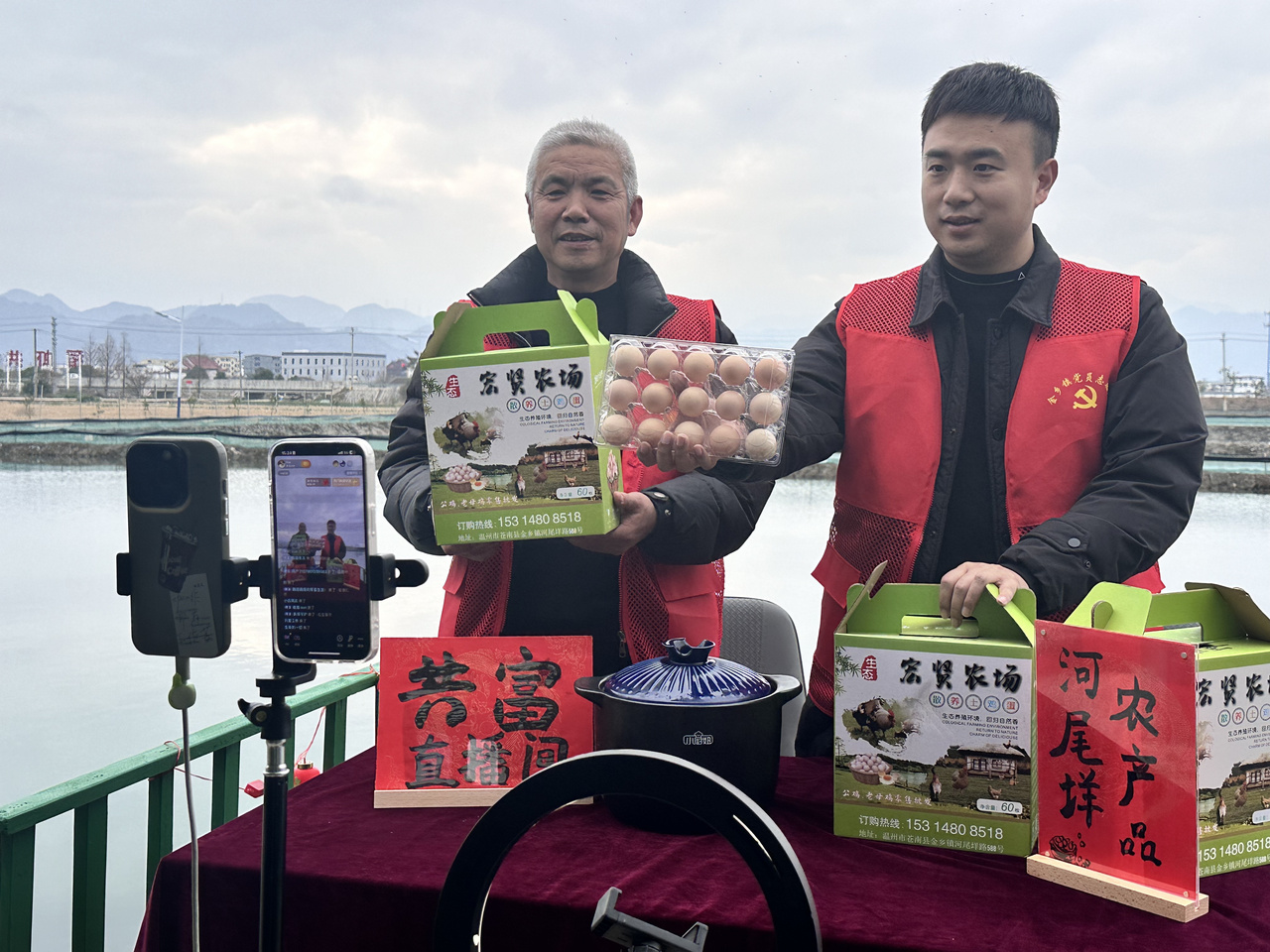 在蒼南金鄉(xiāng)鎮(zhèn)，永興、半浹連、河尾垟?shù)犬?dāng)年受災(zāi)的臨近村落，正連片建設(shè)美麗江南水鄉(xiāng)新景。圖為河尾垟村設(shè)在河邊的“共富直播間”。金鄉(xiāng)鎮(zhèn) 供圖
