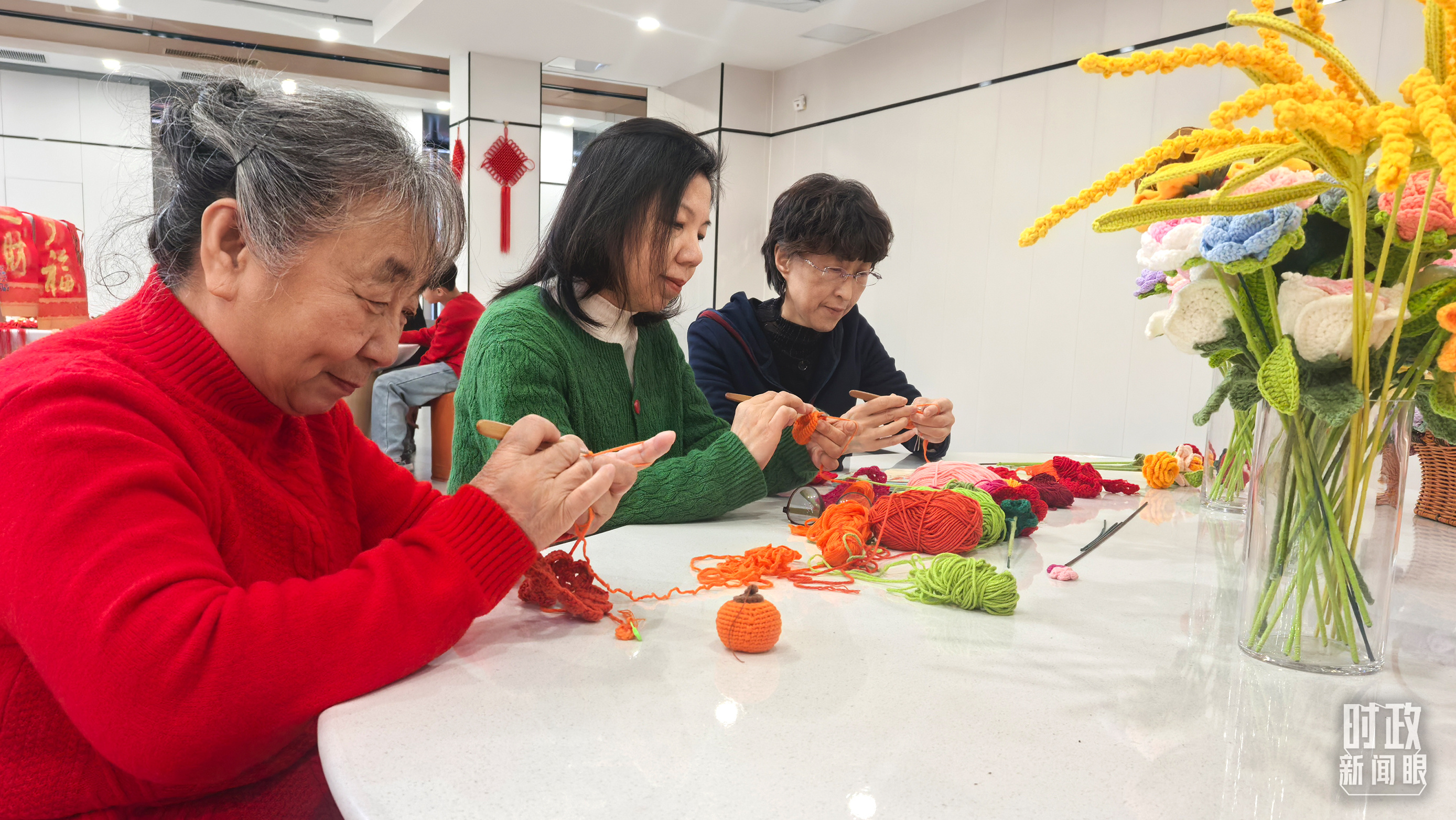 長安社區(qū)黨群服務(wù)中心里，居民們正在制作手工藝品。（總臺央視記者鐘銳拍攝）
