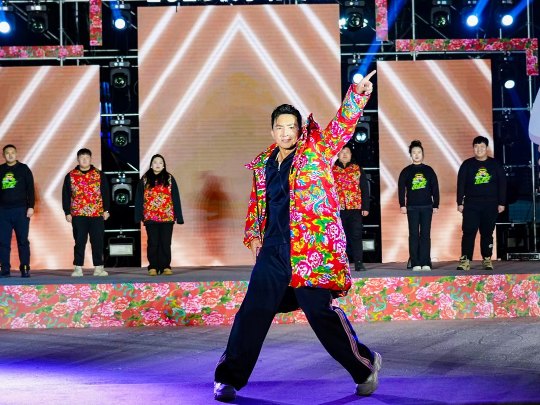 健身教練劉畊宏耐心帶領(lǐng)現(xiàn)場以及線上的朋友們進(jìn)行熱身。人民網(wǎng)記者 許維娜攝
