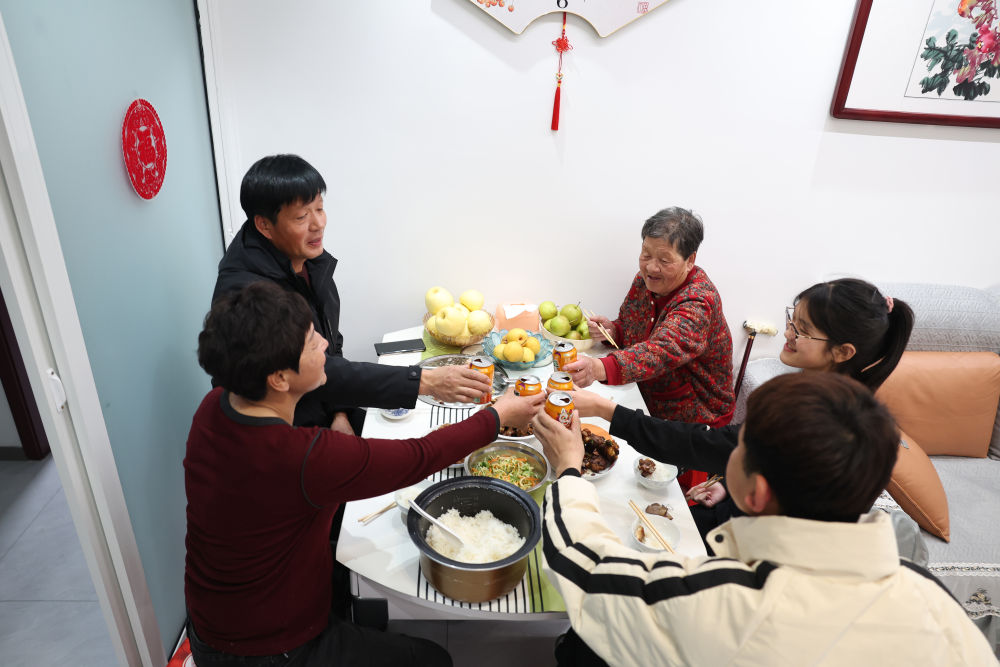2025年1月22日，遼寧省葫蘆島市綏中縣祝家溝村村民朱西存一家在新房里。新華社記者姚劍鋒 攝