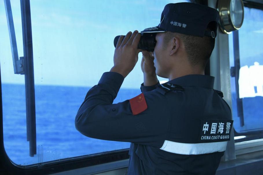 1月27日，中國(guó)海警海鷗艦執(zhí)法員在巡航期間執(zhí)勤瞭望。