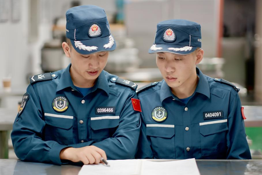1月27日，中國(guó)海警海鷗艦執(zhí)法員研習(xí)設(shè)備維修保養(yǎng)案例。