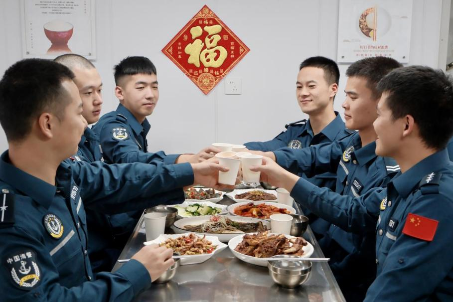 1月28日，在中國(guó)海警海鷗艦上，執(zhí)法員們聚餐慶祝農(nóng)歷春節(jié)。