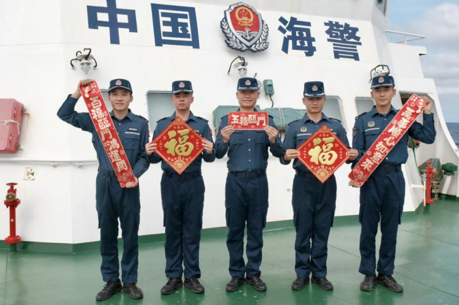 1月27日，中國(guó)海警海鷗艦執(zhí)法員們展示春聯(lián)福字，慶祝農(nóng)歷春節(jié)。