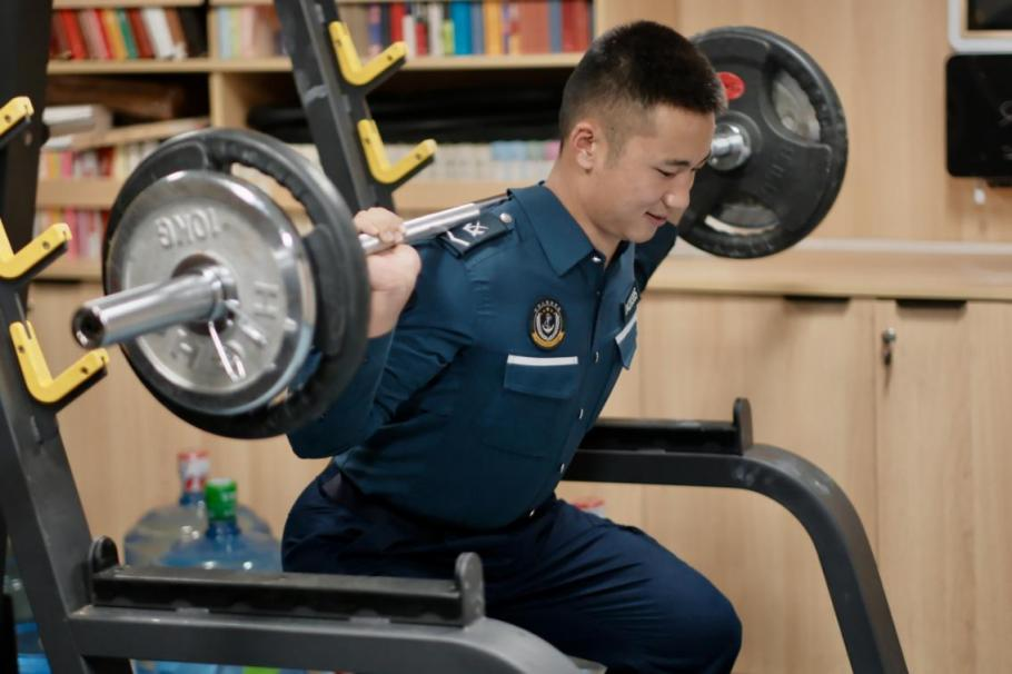 1月23日，在中國(guó)海警海鷗艦上，執(zhí)法員在值守間隙鍛煉身體。