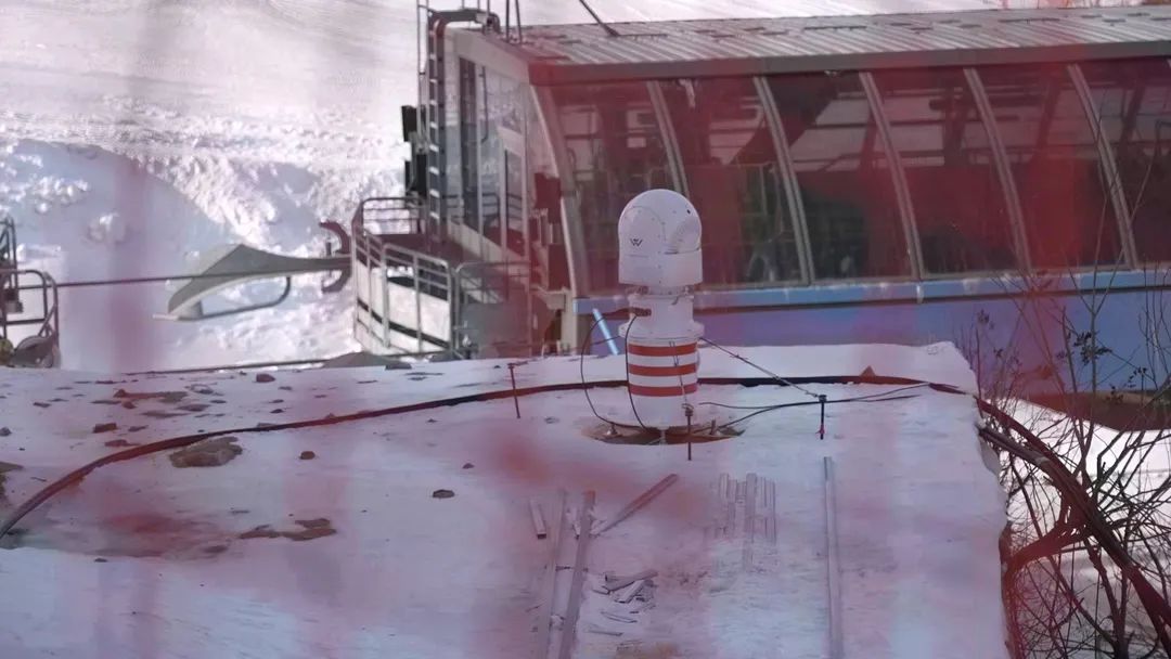 設(shè)在坡面障礙技巧和大跳臺(tái)雪道旁的激光測(cè)風(fēng)雷達(dá)。氣象部門供圖