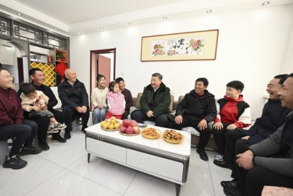 1月22日至24日，中共中央總書記、國家主席、中央軍委主席習近平冒著嚴寒來到遼寧，看望慰問基層干部群眾。這是22日下午，習近平在葫蘆島市綏中縣明水滿族鄉(xiāng)祝家溝村考察時，同村民王寶維一家圍坐一起拉家常。新華社記者 謝環(huán)馳 攝