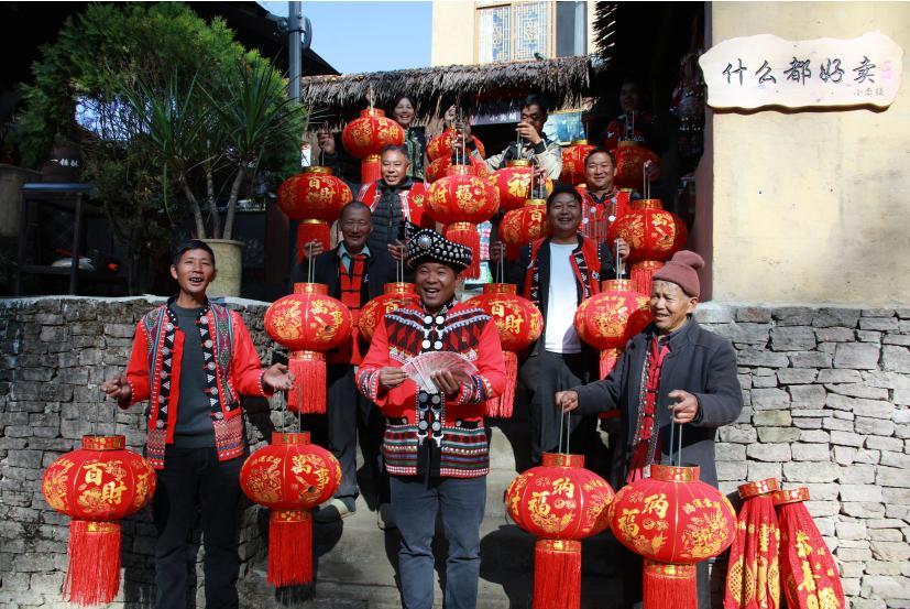 云南騰沖司莫拉佤族村村民歡歡喜喜過(guò)新年。