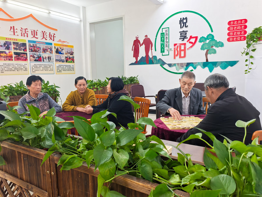圖為湖北省咸寧市嘉魚(yú)縣潘家灣鎮(zhèn)四邑村養(yǎng)老服務(wù)驛站一角（2024年11月5日攝）。新華社記者 肖藝九 攝