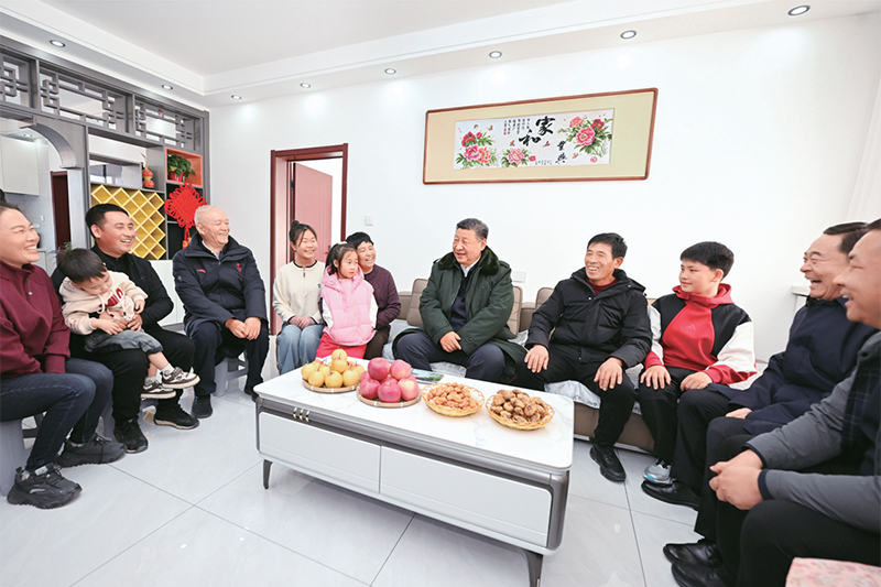 2025年1月22日至24日，中共中央總書記、國家主席、中央軍委主席習(xí)近平冒著嚴寒來到遼寧，看望慰問基層干部群眾。這是22日下午，習(xí)近平在葫蘆島市綏中縣明水滿族鄉(xiāng)祝家溝村考察時，同村民王寶維一家圍坐一起拉家常。 新華社記者 謝環(huán)馳/攝