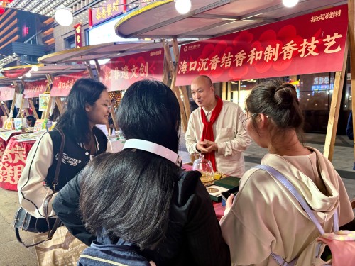 魏希望在非遺集市上介紹沉香。人民網(wǎng) 陳葉欣攝