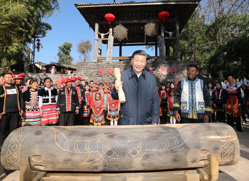 2020年1月19日，習(xí)近平總書記在云南省騰沖市清水鄉(xiāng)三家村中寨司莫拉佤族村廣場上，敲響三聲佤族木鼓，祝福來年風(fēng)調(diào)雨順、國泰民安。