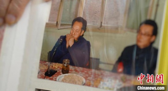 2月7日，劉潤林展示1986年黃旭華(左)在同樂會(huì)上吹口琴的老照片。中新社記者 鄒浩 攝