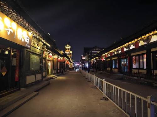 道歉公告發(fā)布后，夜晚10時的古城。人民網記者 黃鈺攝