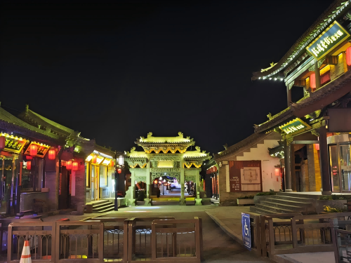 道歉公告發(fā)布后，凌晨5時的古城。人民網記者 黃鈺攝
