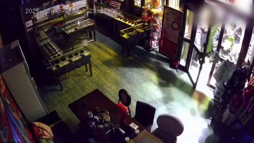 網傳“破門亮燈”畫面。網絡視頻截圖