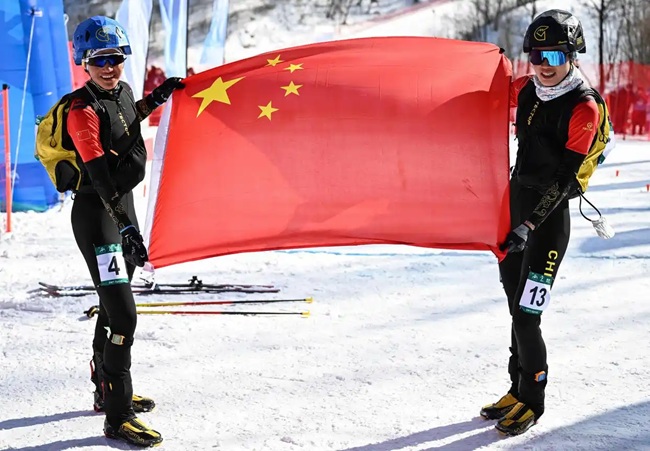 2月9日，中國隊(duì)選手次旦玉珍（左）與隊(duì)友于婧萱慶祝勝利。新華社記者 謝劍飛攝