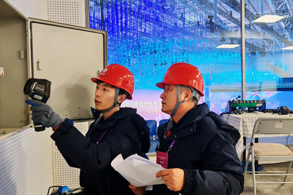 第九屆亞冬會開閉幕式供電保障團隊隊員對供電設備開展特巡。受訪者供圖