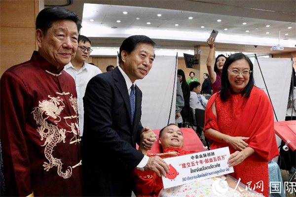 韓志強(qiáng)大使與獻(xiàn)血者代表合影。朱瀟逸攝