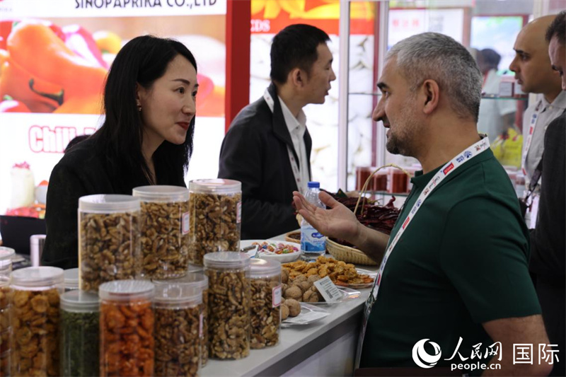 中外商家在第三十屆海灣食品展上交流。人民網記者 張志文攝