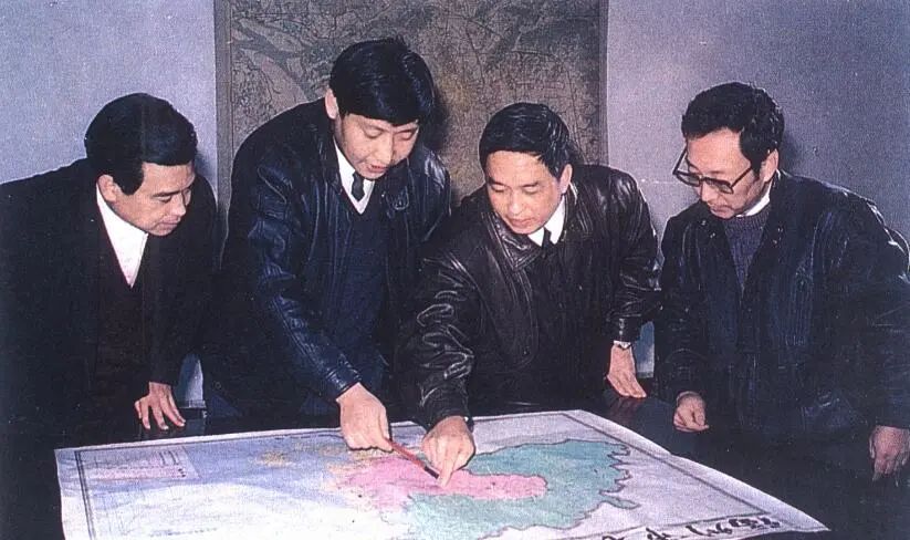 1991年12月，習(xí)近平與同事討論福州市戰(zhàn)略規(guī)劃設(shè)想。（圖源：《習(xí)近平在福州》）