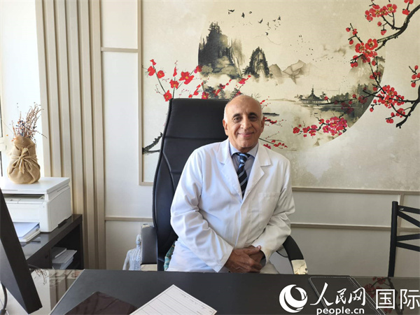 哈利勒在他的辦公室。人民網(wǎng)記者 黃培昭攝