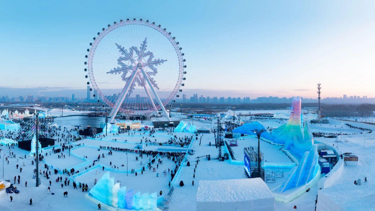 △哈爾濱冰雪大世界吸引游客前來打卡。