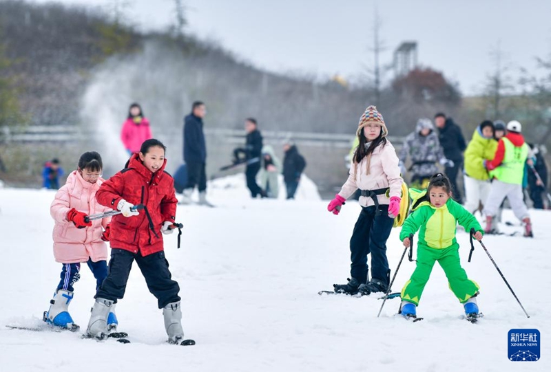 2月23日，滑雪愛好者在貴陽市高坡云頂滑雪場滑雪。新華社記者 楊文斌攝