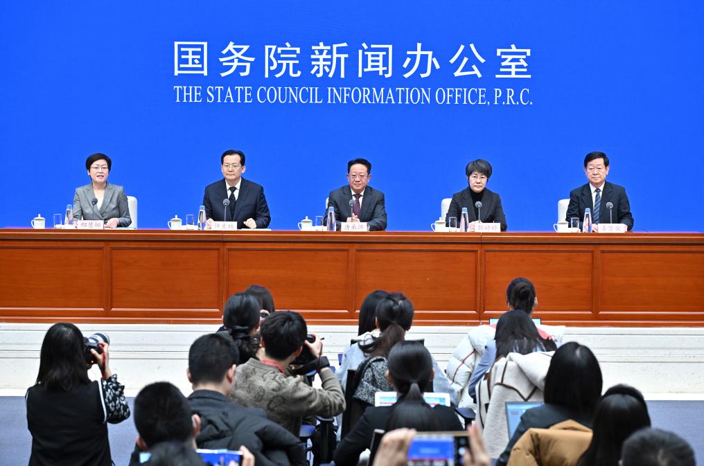 2月28日，國務(wù)院新聞辦公室在北京舉行國務(wù)院政策例行吹風(fēng)會(huì)，民政部副部長(zhǎng)唐承沛、財(cái)政部副部長(zhǎng)郭婷婷、自然資源部副部長(zhǎng)許大純、住房城鄉(xiāng)建設(shè)部副部長(zhǎng)姜萬榮和國務(wù)院新聞辦公室新聞發(fā)言人介紹2024年國務(wù)院部門辦理全國人大代表建議和全國政協(xié)提案工作有關(guān)情況，并答記者問。新華社記者 李鑫 攝