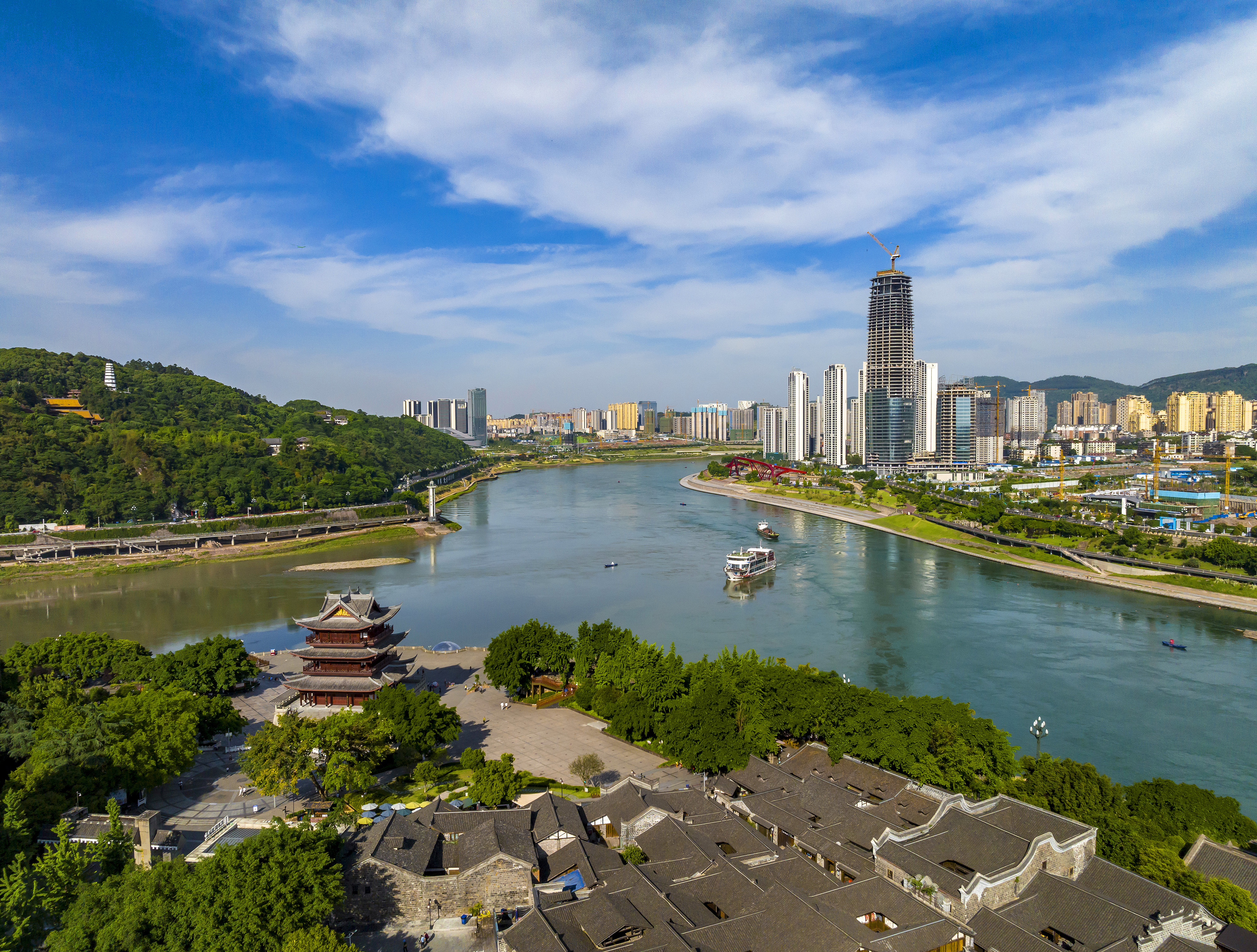 “長(zhǎng)江首城”四川宜賓，經(jīng)過(guò)長(zhǎng)江生態(tài)綜合治理后的三江交匯處風(fēng)光。