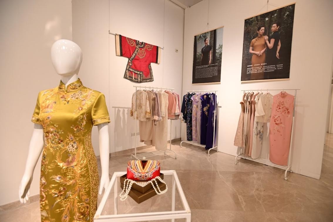 展覽現(xiàn)場展出各種款式的精美旗袍。新加坡中國文化中心供圖