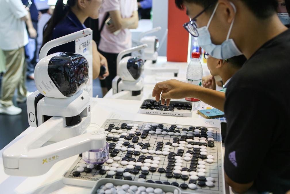 2023年7月7日，元蘿卜AI下棋機(jī)器人與觀眾對(duì)弈。2023年7月6日至8日，2023世界人工智能大會(huì)在上海舉行。新華社記者 辛夢(mèng)晨 攝