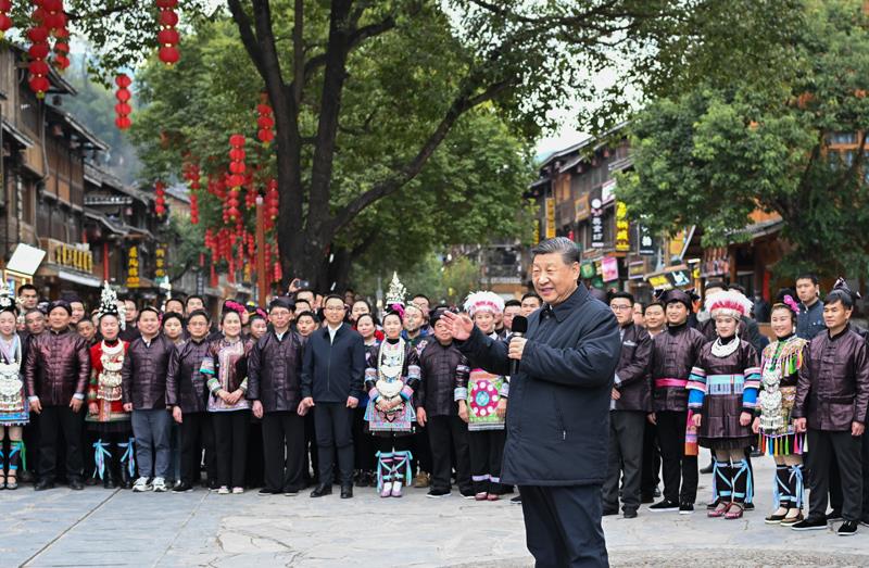 △今年3月17日，在貴州肇興侗寨考察時，習近平總書記同村民們親切交流。