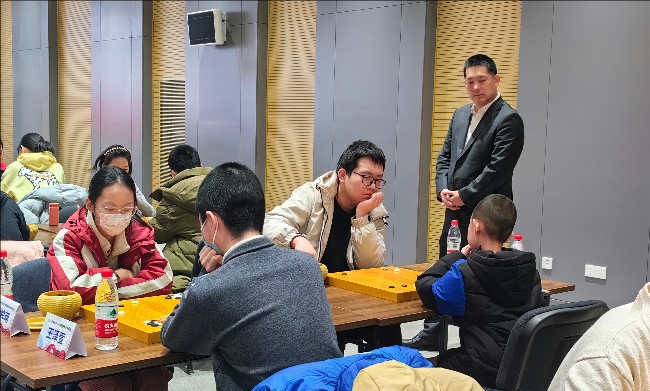 常昊觀戰(zhàn)年輕棋手們比賽。人民網(wǎng)記者 李乃妍攝