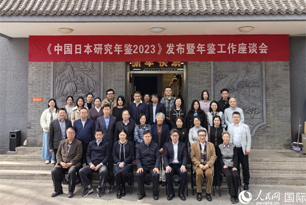 部分與會嘉賓合影留念。人民網(wǎng)記者 陳建軍攝