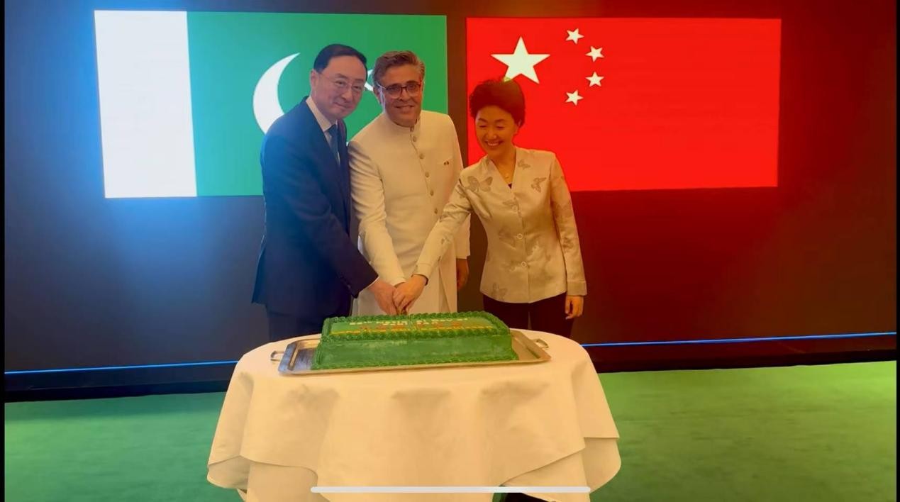 外交部副部長(zhǎng)孫衛(wèi)東（左）、巴基斯坦駐華大使卡里爾·哈什米（中）、中聯(lián)部副部長(zhǎng)孫海燕（右）共切蛋糕。巴基斯坦駐華大使館供圖