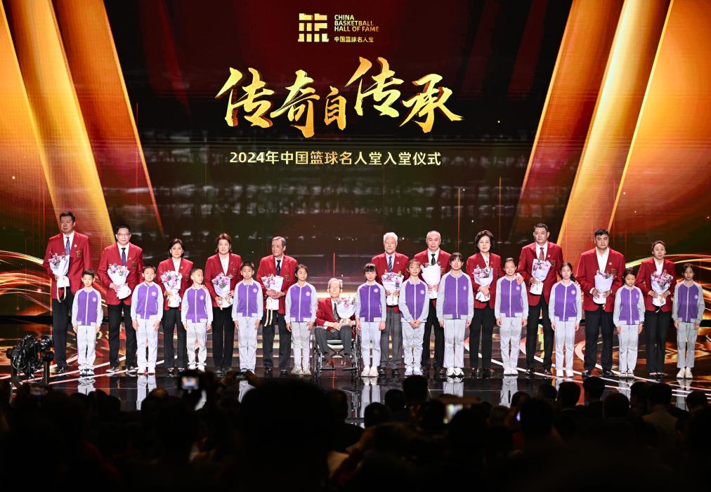 3月23日，在場的各屆中國籃球名人堂入堂人物在入堂儀式上合影留念。新華社記者 陳鐘昊 攝