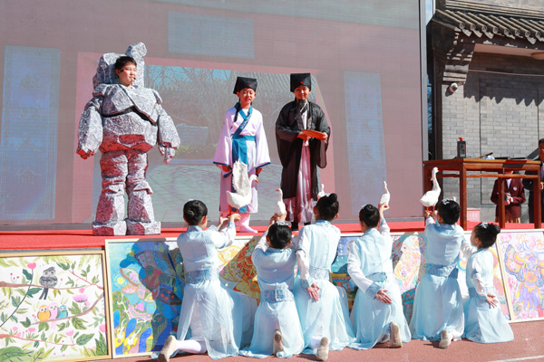 展覽開(kāi)幕式上，府學(xué)學(xué)子上演情景劇《鵝池》。府學(xué)胡同小學(xué)供圖
