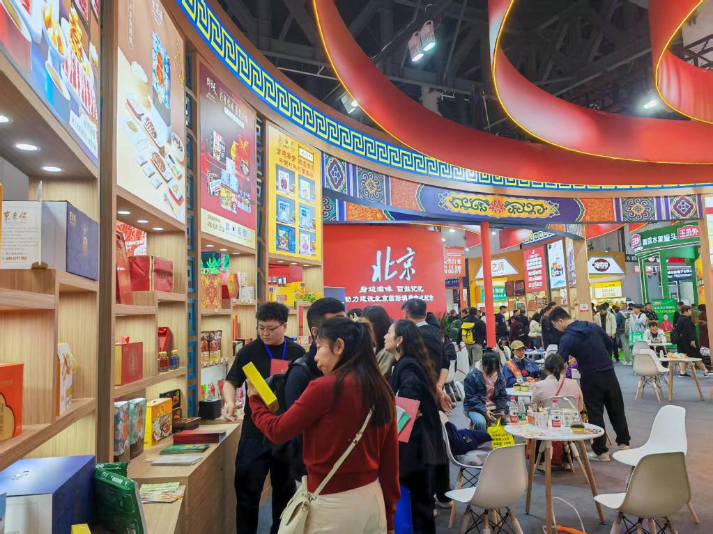 3月25日，在四川省成都市舉行的第112屆全國糖酒商品交易會中華老字號專區(qū)，展商們在展位前交流。新華社記者 張海磊 攝