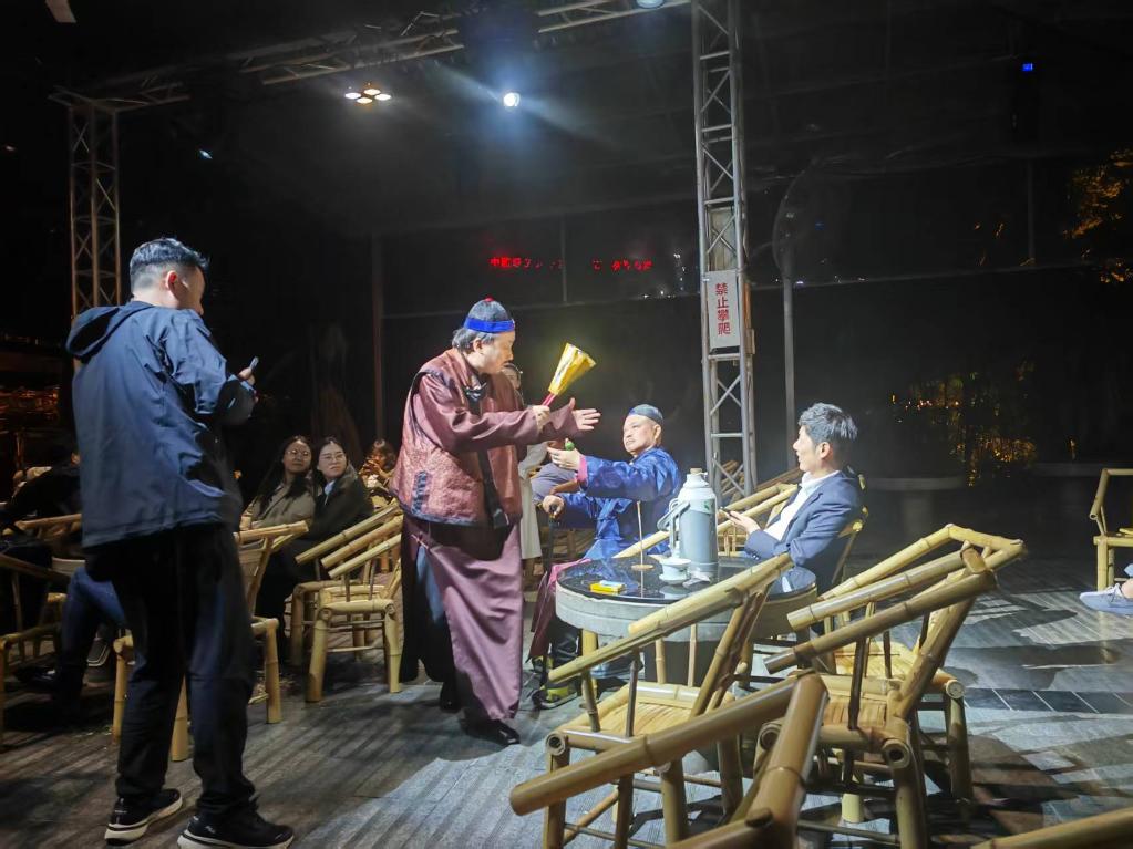 3月24日，《鶴鳴傳奇》在四川省成都市人民公園鶴鳴茶社演出。新華社記者 張海磊 攝