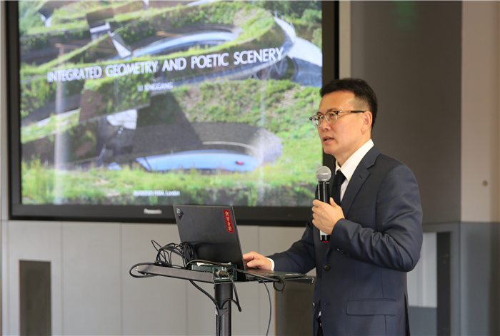 李興鋼院士做題為《勝景幾何》的主旨報告?；顒又鬓k方供圖