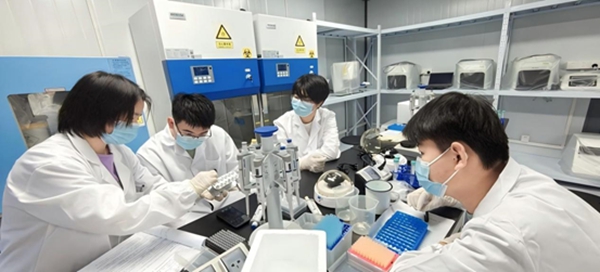 “個(gè)體基因解密實(shí)驗(yàn)”預(yù)實(shí)驗(yàn)課堂。東華大學(xué)供圖