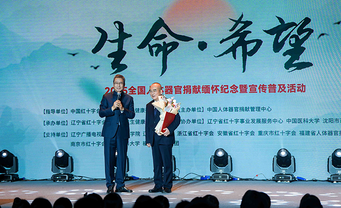 中國(guó)紅十字會(huì)副會(huì)長(zhǎng)白巖松在現(xiàn)場(chǎng)采訪“人民英雄”張定宇教授。主辦方供圖