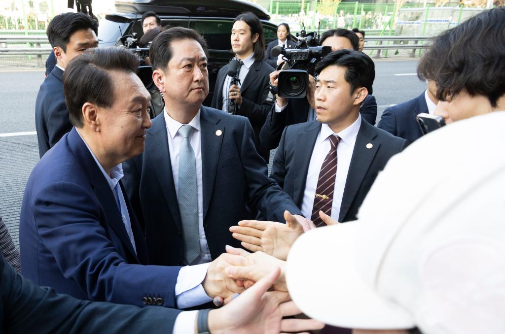 4月11日，韓國(guó)前總統(tǒng)尹錫悅（左一）在離開首爾漢南洞官邸時(shí)與支持者握手。新華社發(fā)（全休相攝）