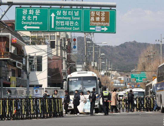  4月3日，在韓國(guó)首爾，警察在韓國(guó)憲法法院附近進(jìn)行交通管制。新華社記者姚琪琳攝