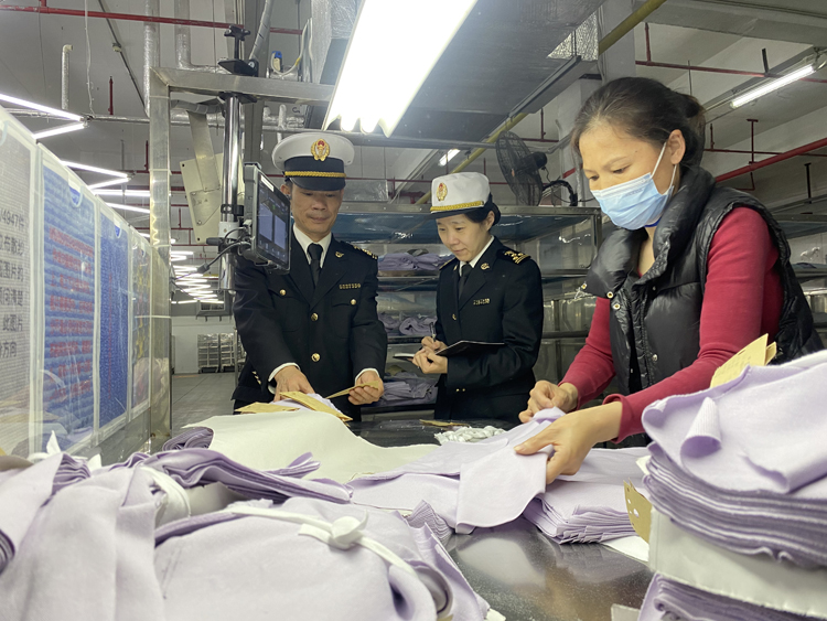 黃埔海關(guān)關(guān)員到毛織企業(yè)開展調(diào)研。周青攝