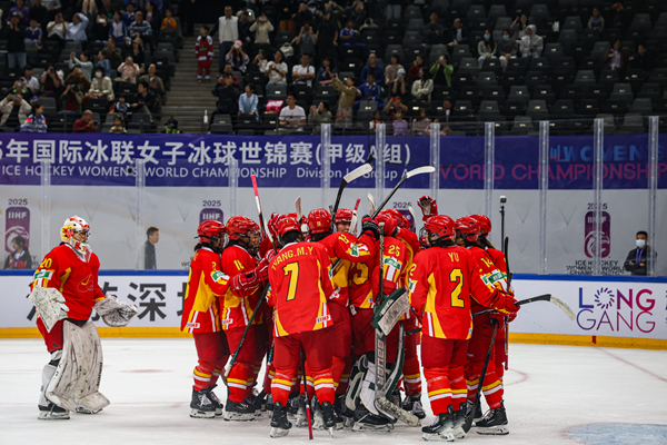 中國隊(duì)球員慶祝勝利。圖片來源：中國冰球協(xié)會(huì)