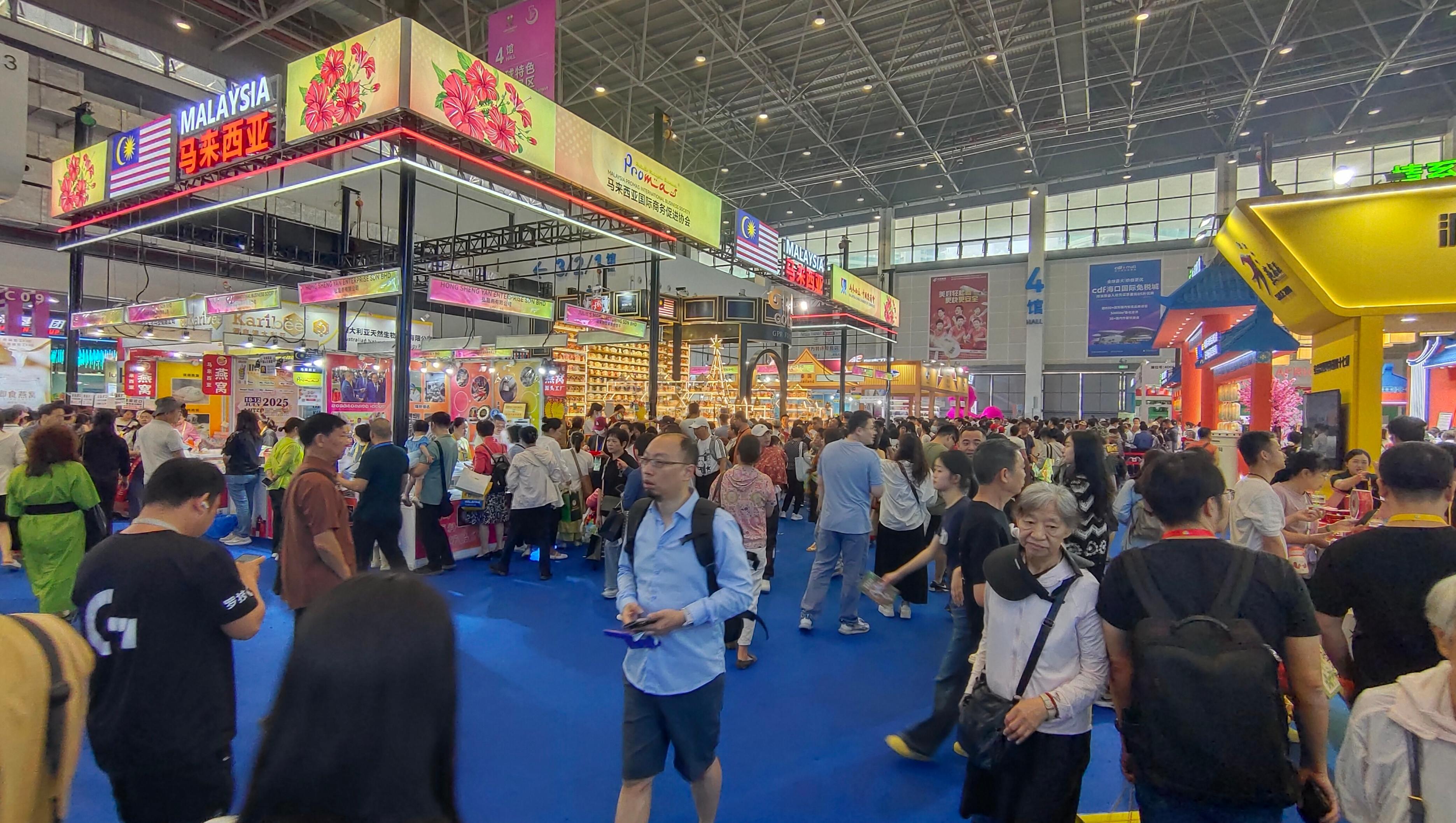 消博會迎來公眾開放日，眾多市民、客商來到展館參觀、購物。人民網(wǎng)記者 李彤?dāng)z